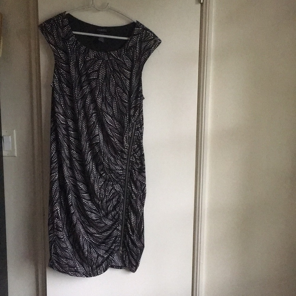 Party dress with a heart-shaped zipper pull 💜